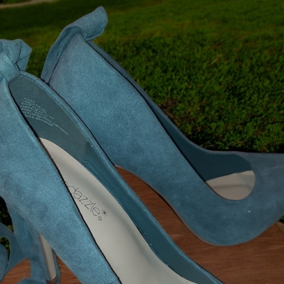 Shoedazzle Lace  Grey Heels - Picture 1 of 3